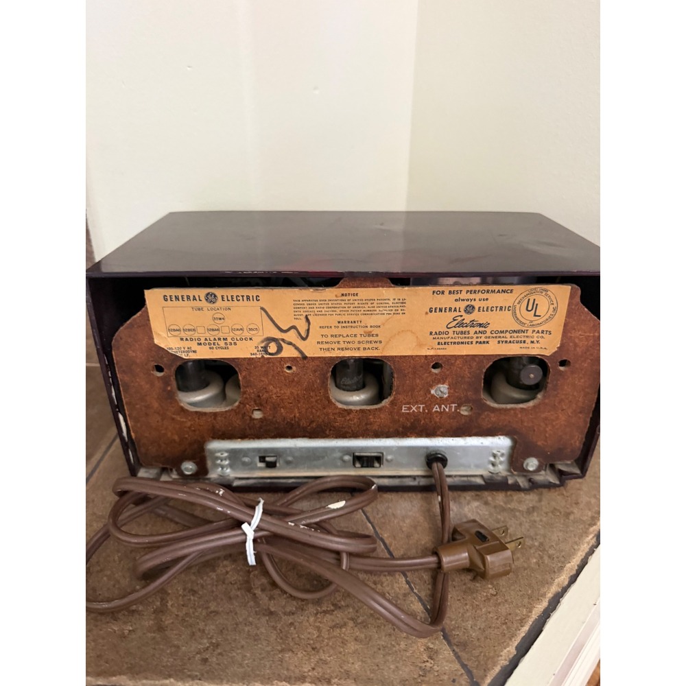 Vintage General Electric GE Model 535 Bakelite Tube Radio Alarm Clock Burgundy - Picture 2 of 11